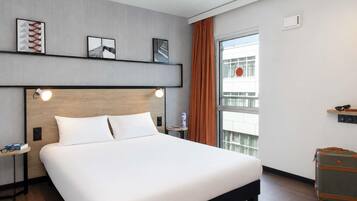 Standard Room, 1 Queen Bed | Premium bedding, desk, soundproofing, iron/ironing board