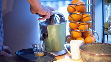 Petit déjeuner buffet (13.90 EUR par personne)