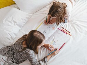 Habitación familiar, 1 cama Queen size y sofá cama | Ropa de cama de alta calidad, escritorio y insonorización 