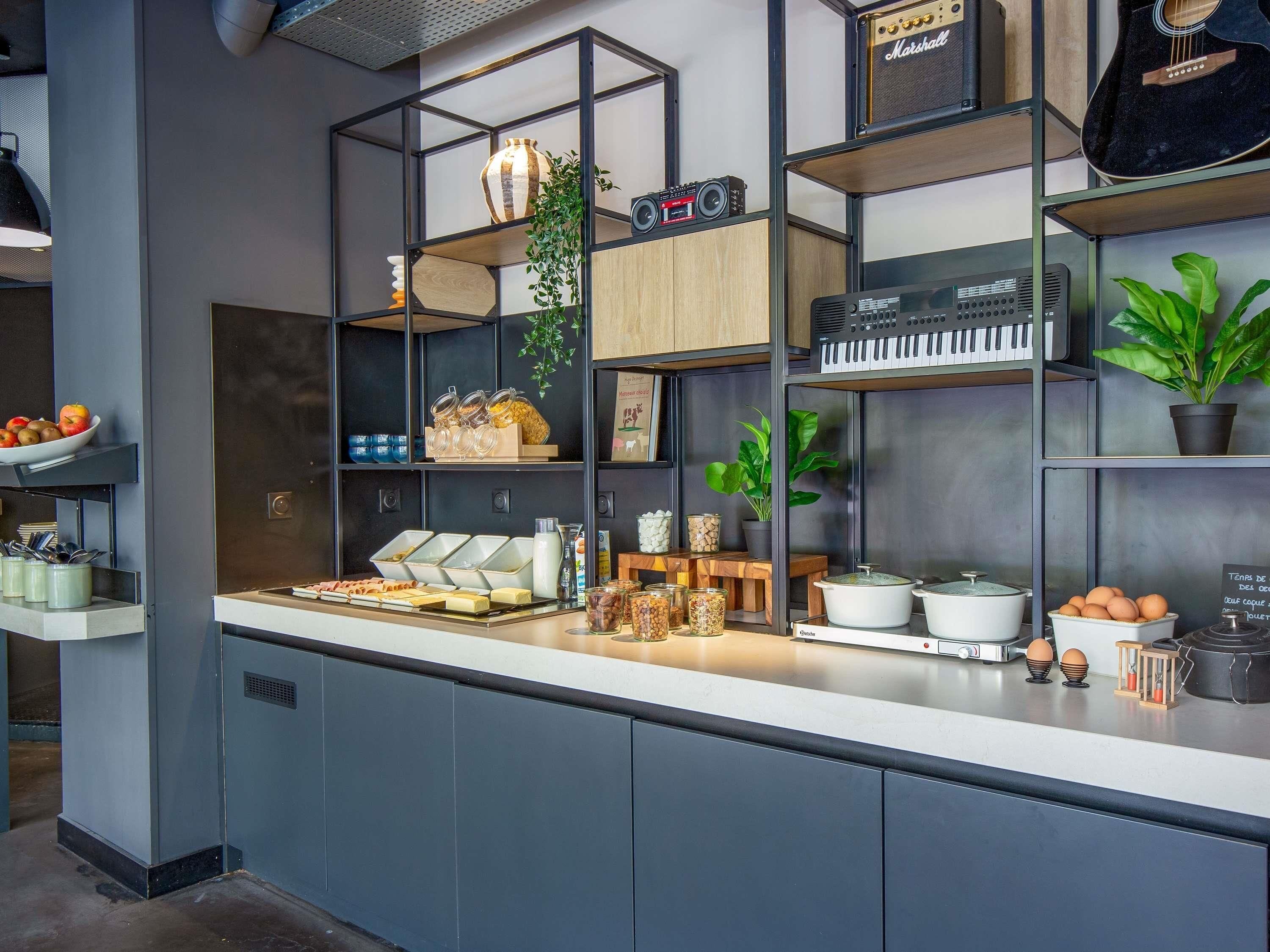 Una barra de desayuno con diversos alimentos, un amplificador Marshall, un teclado y una guitarra.