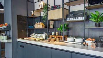 Una barra de desayuno con diversos alimentos, un amplificador Marshall, un teclado y una guitarra.