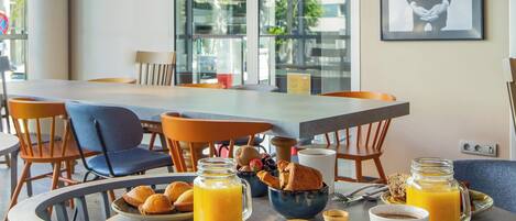 Daily buffet breakfast for a fee