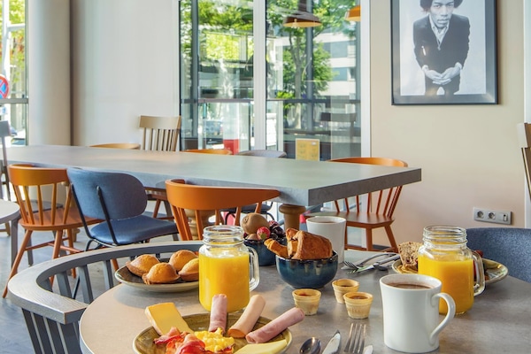 Café da manhã com buffet todos os dias mediante uma taxa