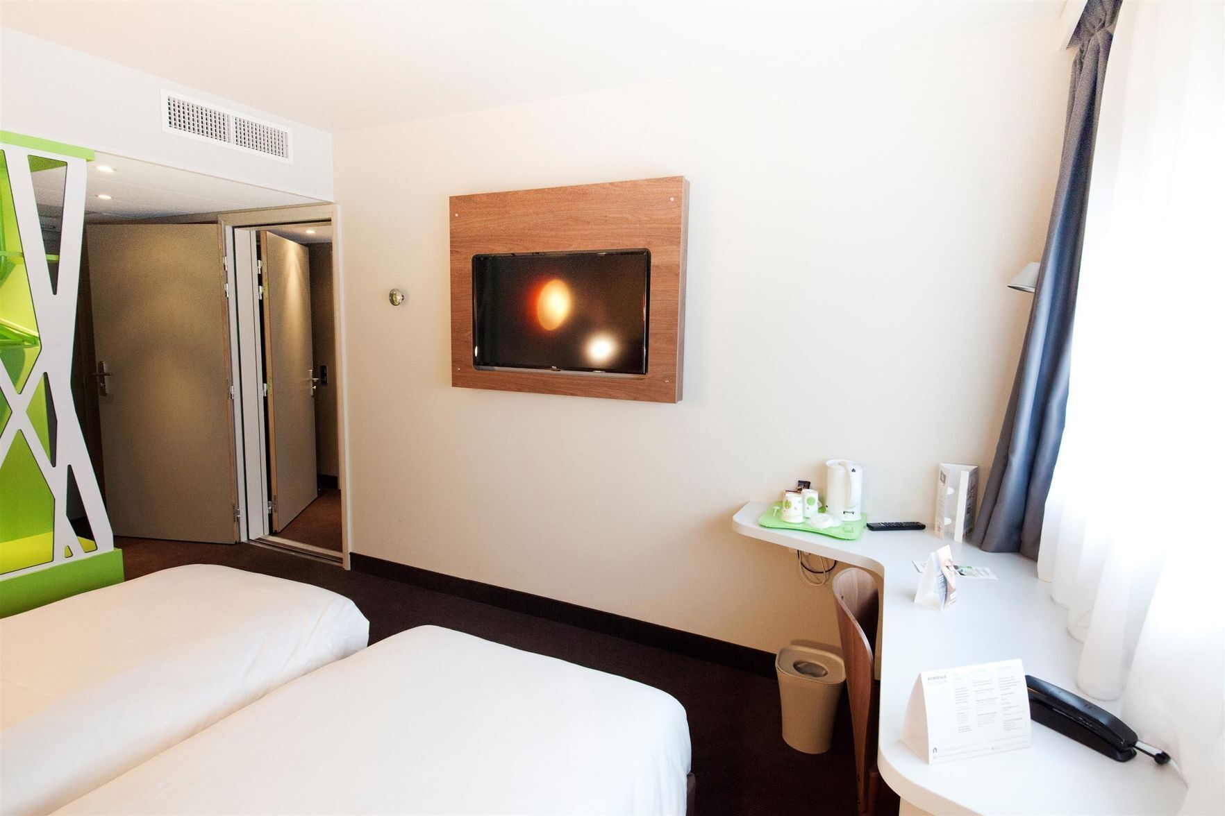 Hochwertige Bettwaren, Schreibtisch, schallisolierte Zimmer