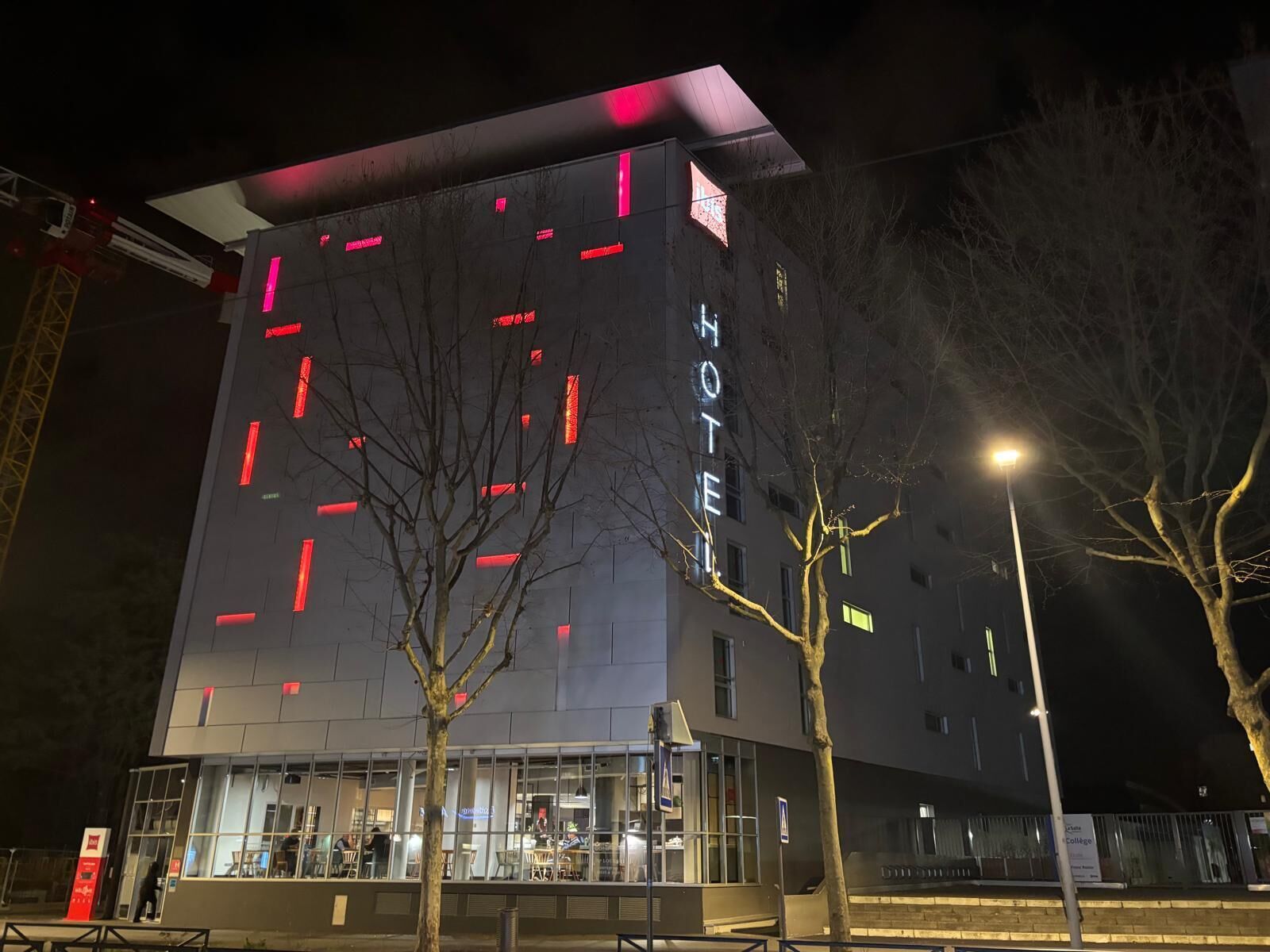 Vista frontal de la propiedad