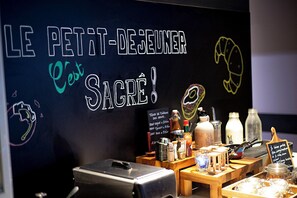 Petit déjeuner buffet servi tous les jours en supplément