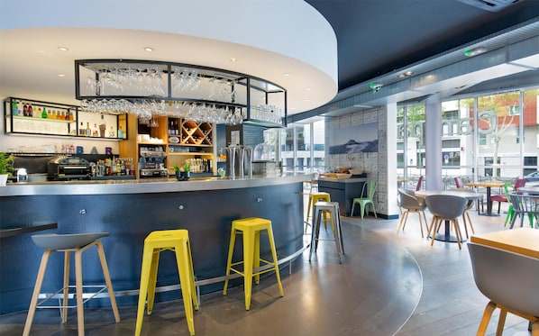 Bar (trong khuôn viên)