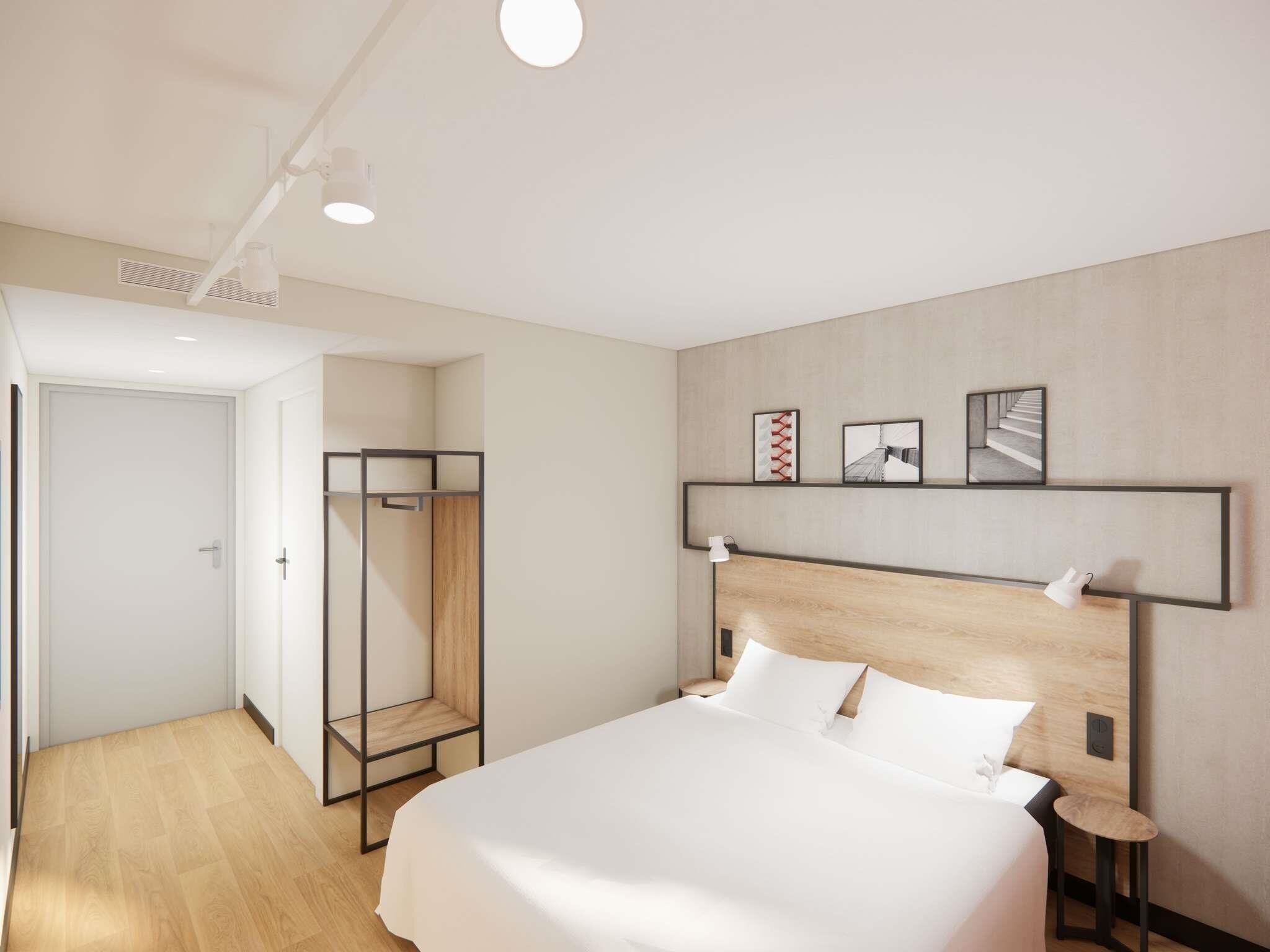 Luxe beddengoed, een bureau, geluiddichte muren