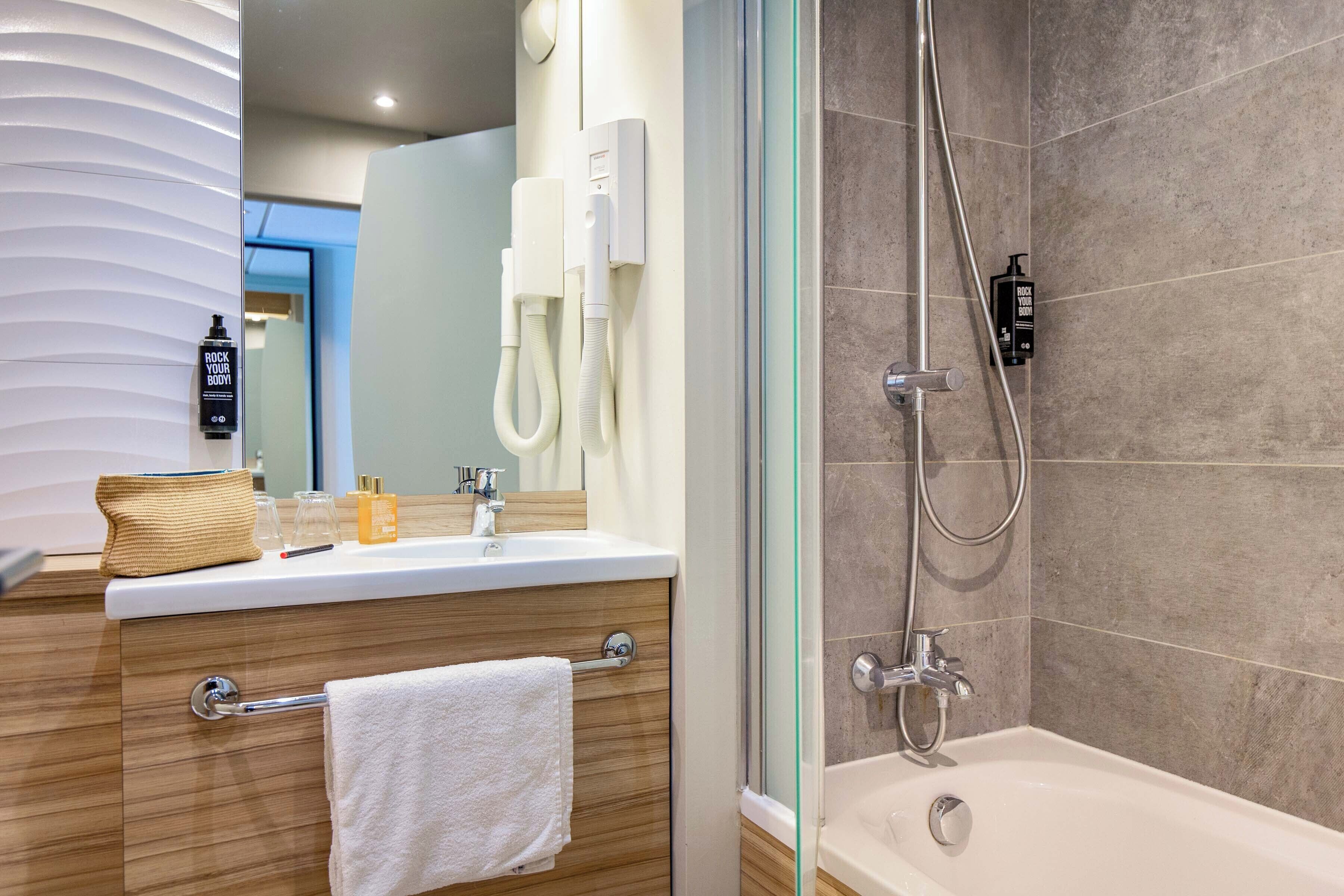 Standard Room, 1 Queen Bed | Bathroom | Eco-friendly toiletries, hair dryer, towels, soap