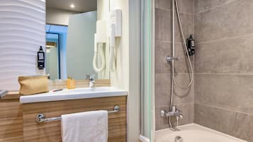 Standard Room, 1 Queen Bed | Bathroom | Eco-friendly toiletries, hair dryer, towels, soap