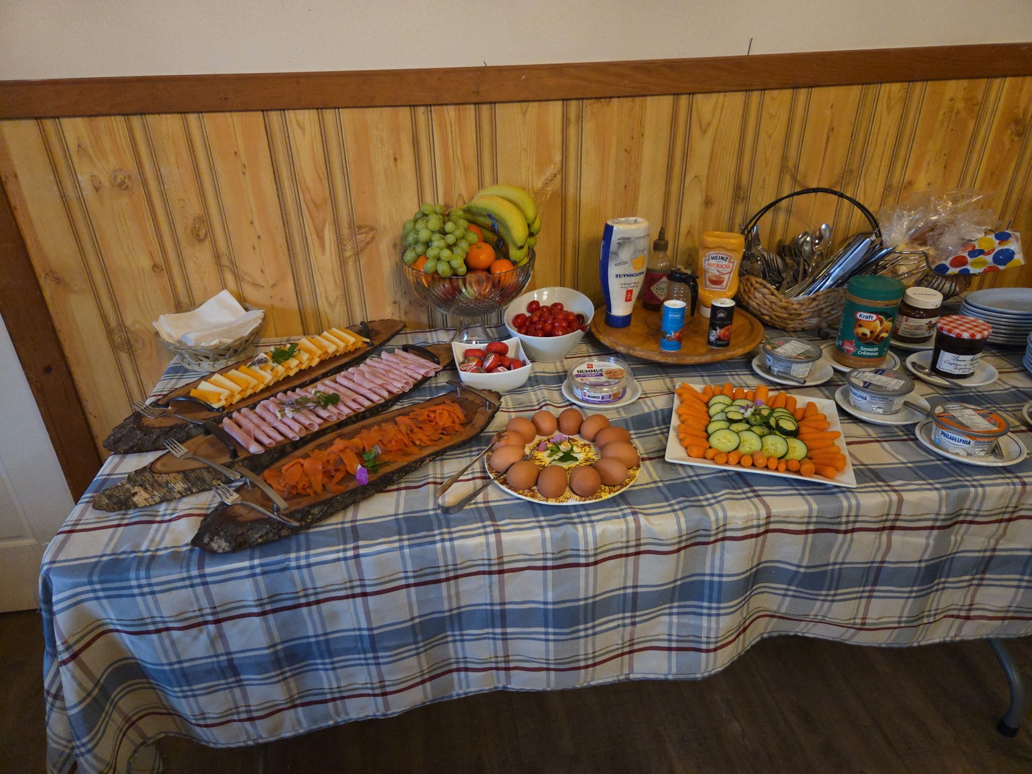 Una mesa de buffet con diversos alimentos y salsas.