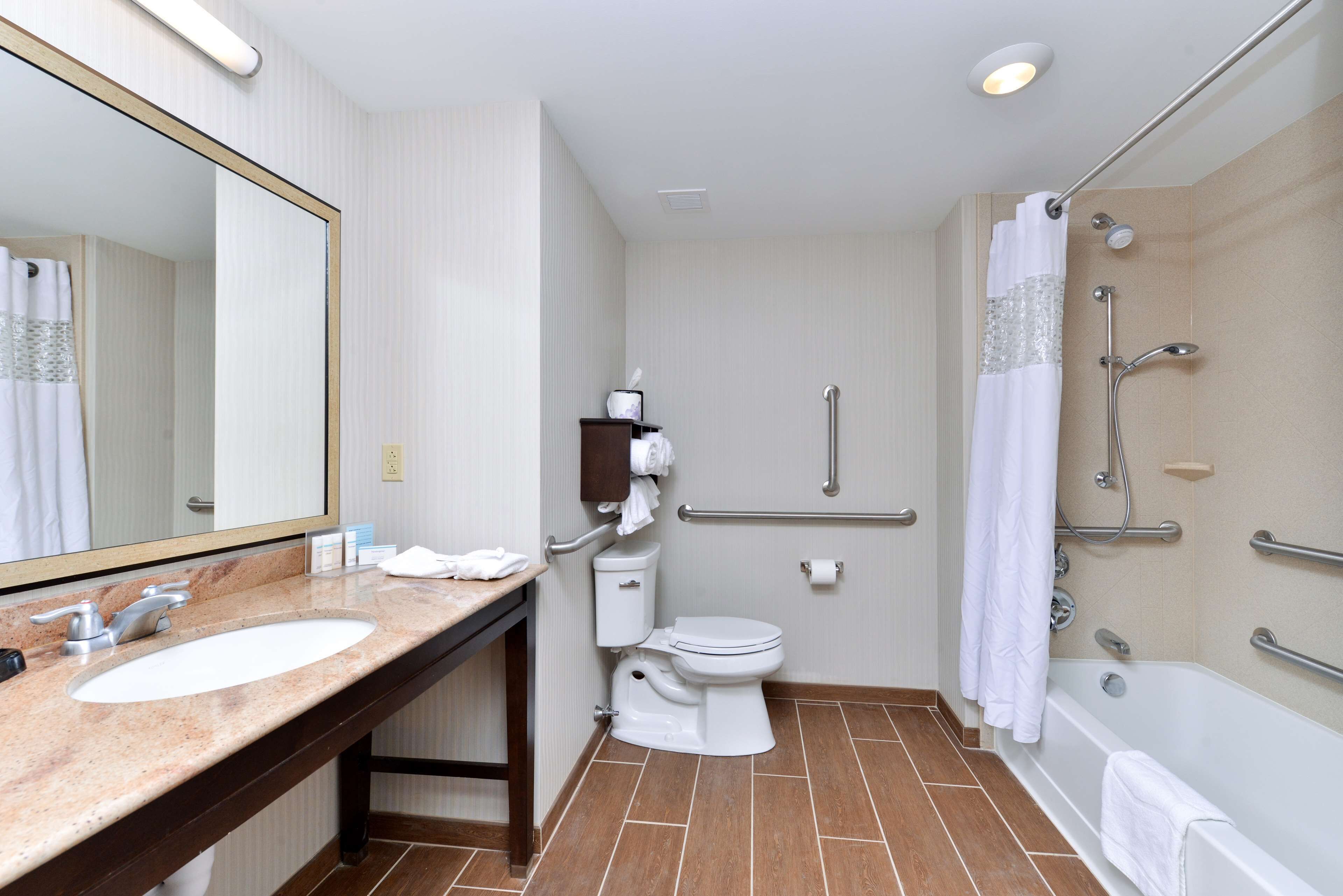 Un baño moderno con lavamanos, inodoro y bañera.