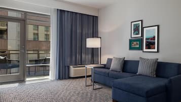 Zimmer, 1 King-Bett, Nichtraucher, Kühlschrank und Mikrowelle (Balcony) | Wohnbereich | 42-Zoll-LCD-Fernseher mit Kabelempfang, Fernseher, Pay-TV