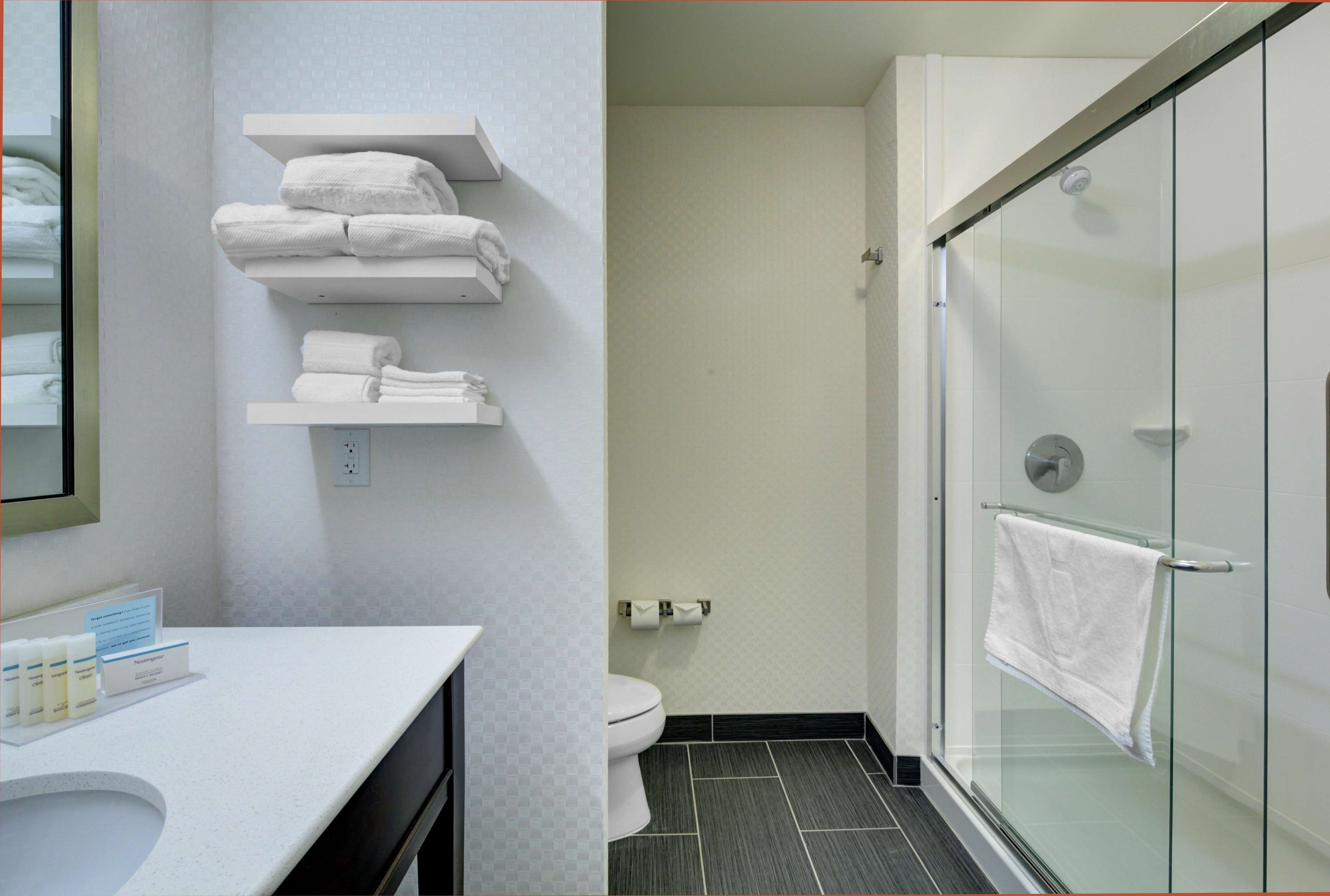 combined shower/bathtub, free toiletries, towels