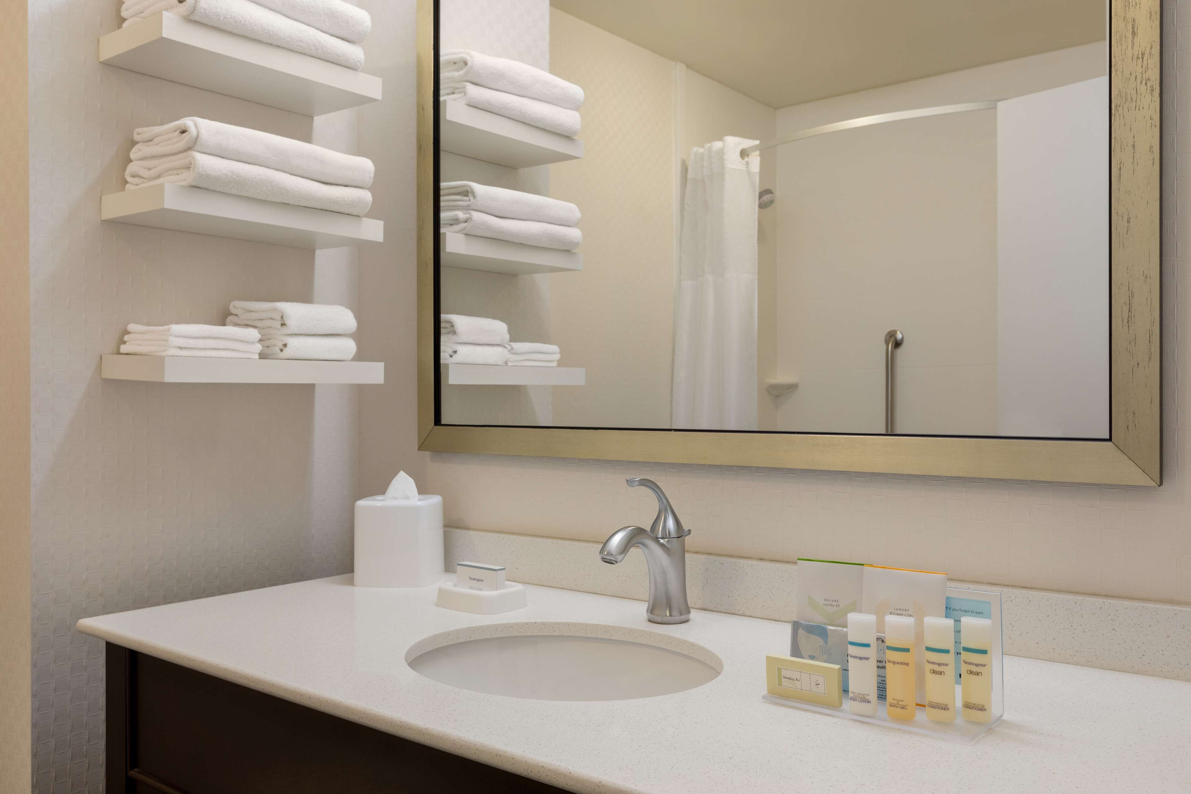 combined shower/bathtub, free toiletries, towels