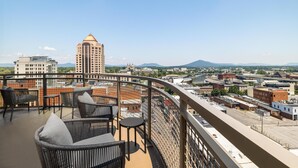 Unclassified image, 3 of 54, button - Hampton Inn & Suites Roanoke-Downtown (Roanoke)