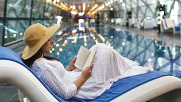 من حمّامات السباحة المغطاة، مقاعد للتشمس