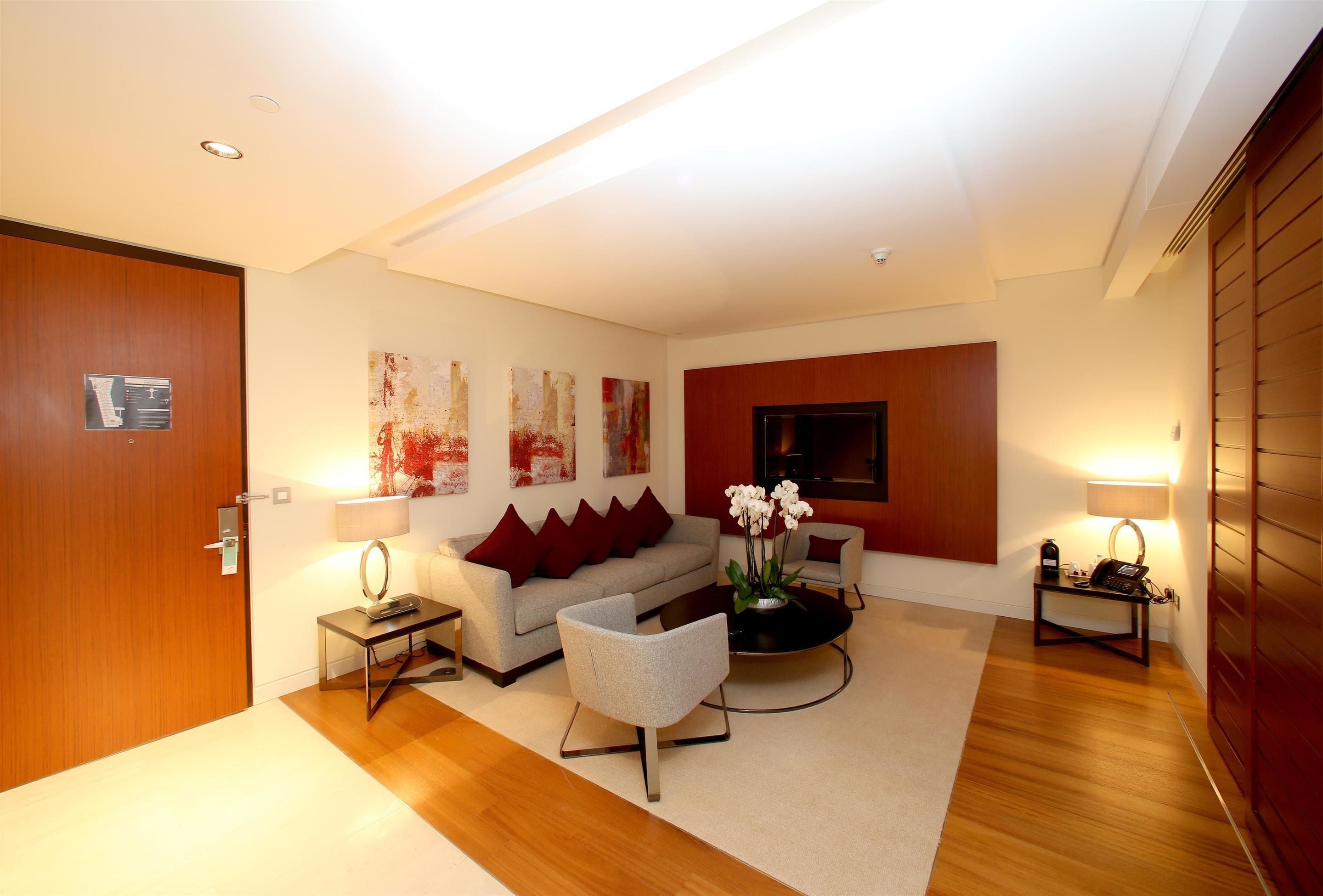 executive suite, 1 king bed | living room | 42-inch flat-screen tv with satellite channels, tv