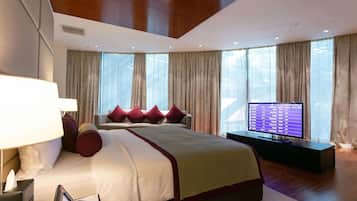 Suite, Meerdere bedden | Een minibar, een kluis op de kamer, een bureau, geluiddichte muren