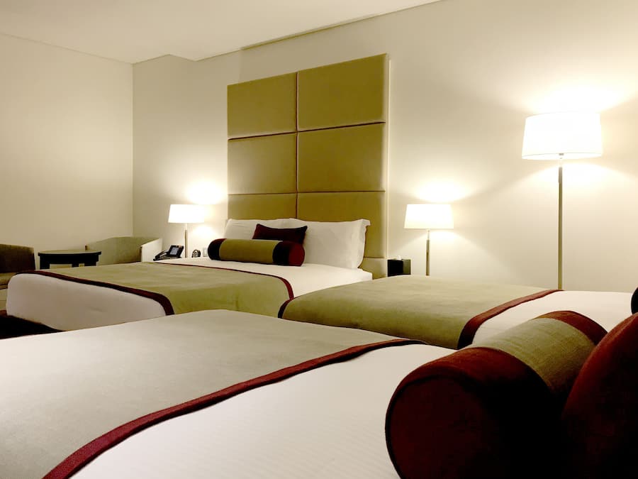 Superior vierpersoonskamer, meerdere bedden (Family Supreme Room) | Een minibar, een kluis op de kamer, een bureau, geluiddichte muren