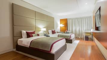 Frigobar, cofres nos quartos, escrivaninha, quartos à prova de som