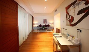 Suite ejecutiva, varias camas | Minibar, caja de seguridad en la habitación y escritorio 