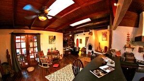Flat-screen TV - Toad Hall Hotel (Arenal)