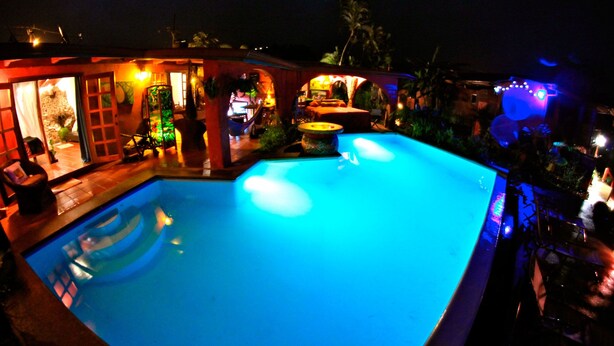 Outdoor pool, sun loungers - Toad Hall Hotel (Arenal)