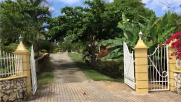Pintu masuk hartanah