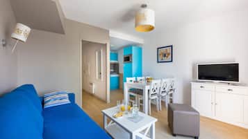 Family Apartment, 2 Bedrooms | Soundproofing, cots/infant beds, bed sheets