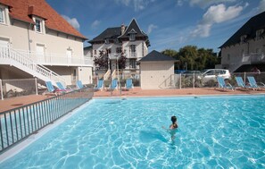 Piscine extérieure (ouverte en saison)