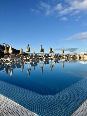 A clear blue sky with a calm pool reflecting the surroundings. - Holiday Club Sol Amadores (Mogan)