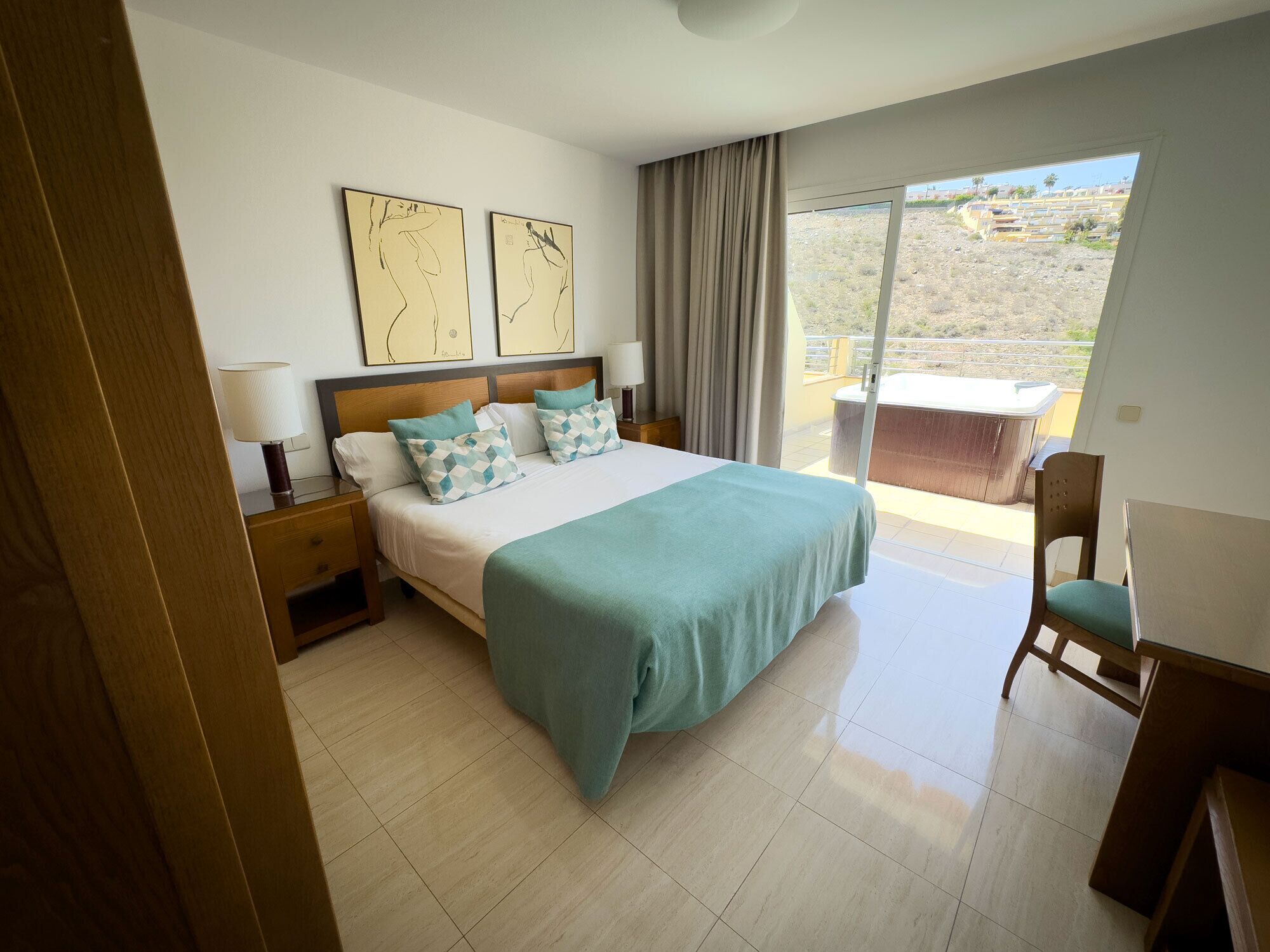 1 camera, una cassaforte in camera, una scrivania, tende oscuranti