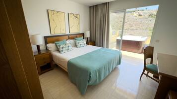 1 camera, una cassaforte in camera, una scrivania, tende oscuranti