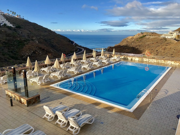 2 ulkouima-allasta, aurinkovarjoja, aurinkotuoleja