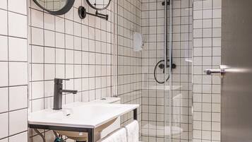 Banyera profunda, articles de tocador gratuïts i assecador de cabells