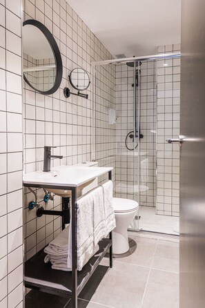 Tina profunda, amenidades de baño gratuitas, secadora de cabello 