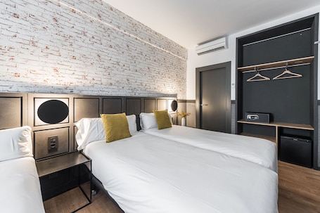 Escritorio y espacio para trabajar con laptop . BYPILLOW San Mamés