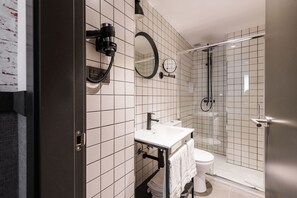 Tina profunda, amenidades de baño gratuitas, secadora de cabello 