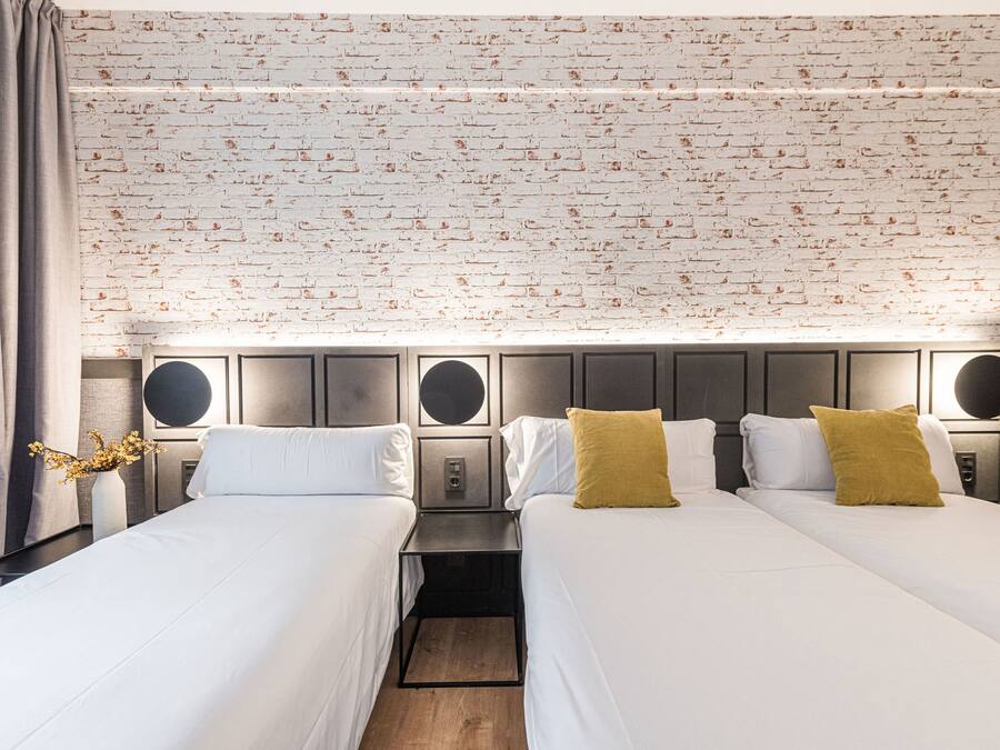 Desk, laptop workspace, soundproofing, free WiFi