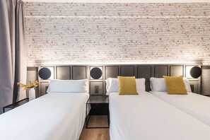 Escritorio, espacio para trabajar con laptop y insonorización 