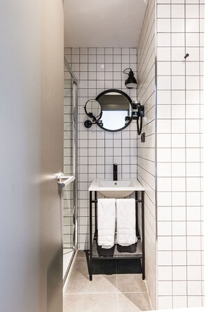 Chambre Double Supérieure | Salle de bain | Baignoire relaxante profonde, articles de toilette gratuits