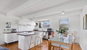 Réfrigérateur, cafetière/bouilloire, chaise haute