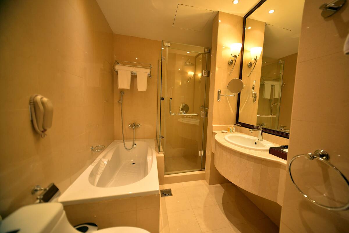 executive suite | bathroom | combined shower/bathtub, free toiletries, dressing gowns, slippers