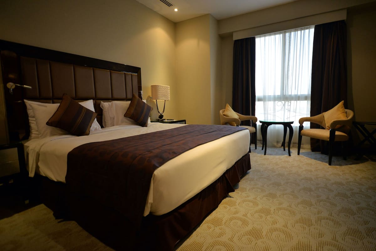 executive suite | premium bedding, minibar, in-room safe, desk