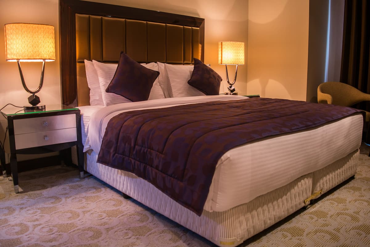 grand room, 1 king bed | premium bedding, minibar, in-room safe, desk