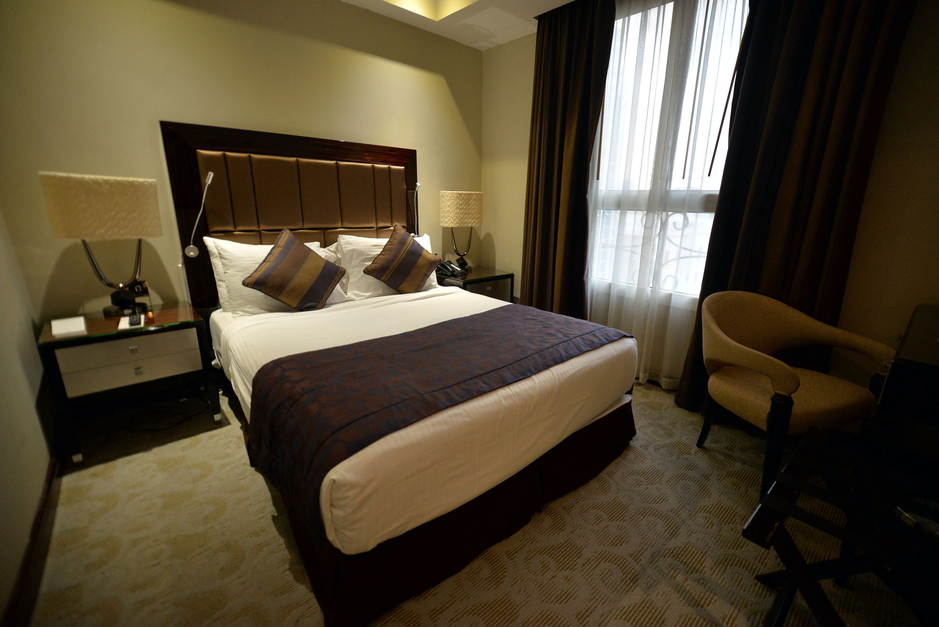 standard room | premium bedding, minibar, in-room safe, desk
