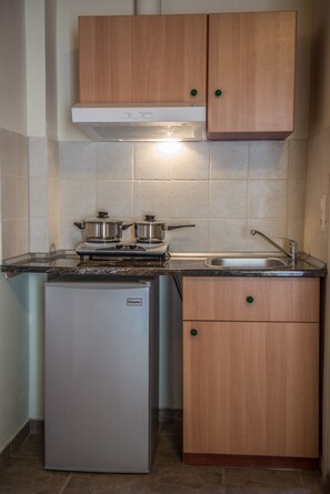 Studio | Private kitchen | Fridge, stovetop, cookware/dishes/utensils - Summer Bed Nydri (Lefkada)