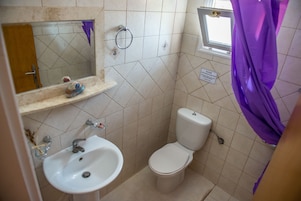 Ducha, artículos de higiene personal gratuitos y secador de pelo