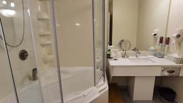 Deluxe Room, 1 Queen Bed, Hot Tub | Desk, free WiFi, bed sheets